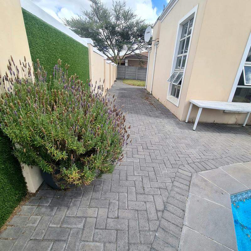 3 Bedroom Property for Sale in Eikenbosch Western Cape